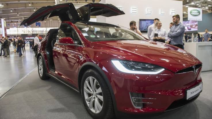 هل ستصبح سيارات تيسلا قادرة على التحدث قريبًا؟